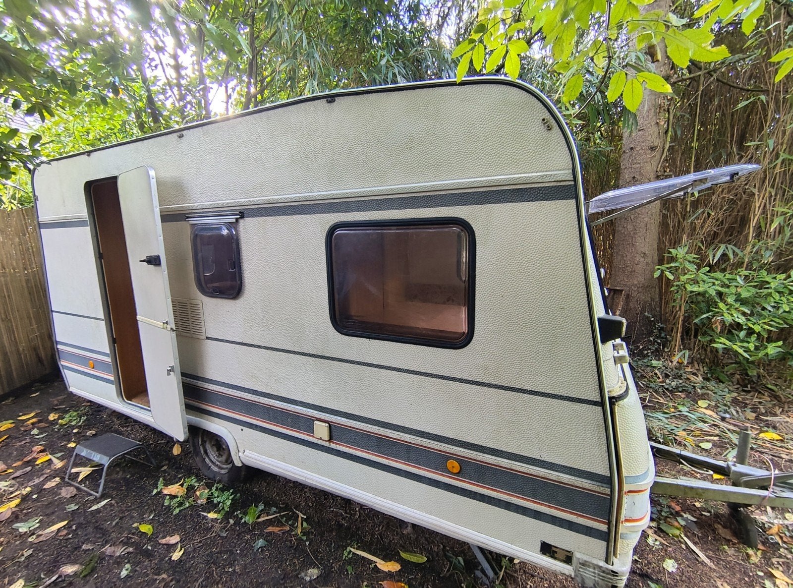 caravan, Omvormbare zithoek, Particulier, Bürstner, Openslaande ramen