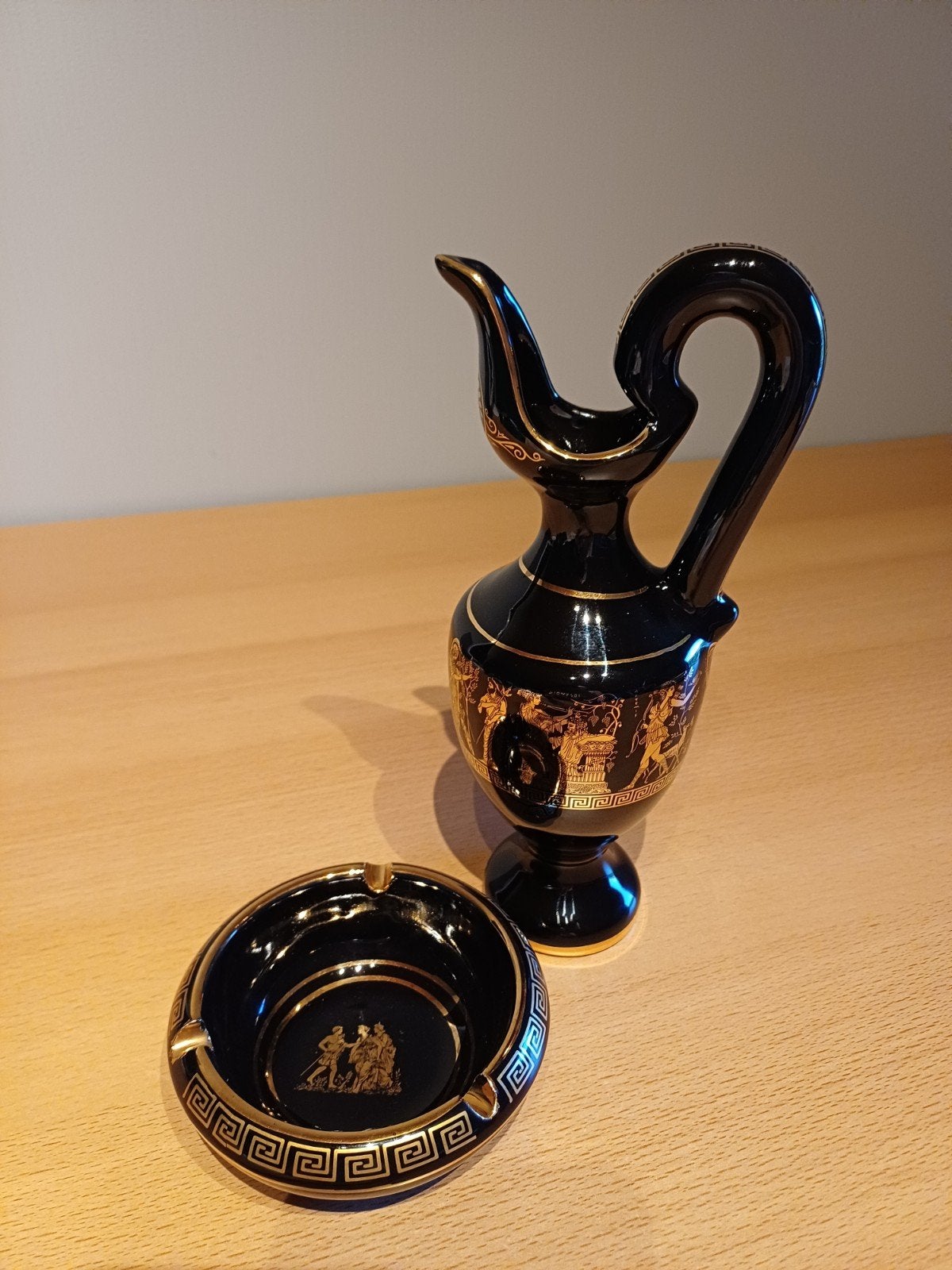 Griekse keramieken schenkkan met asbak, Antiek en Kunst, Ophalen