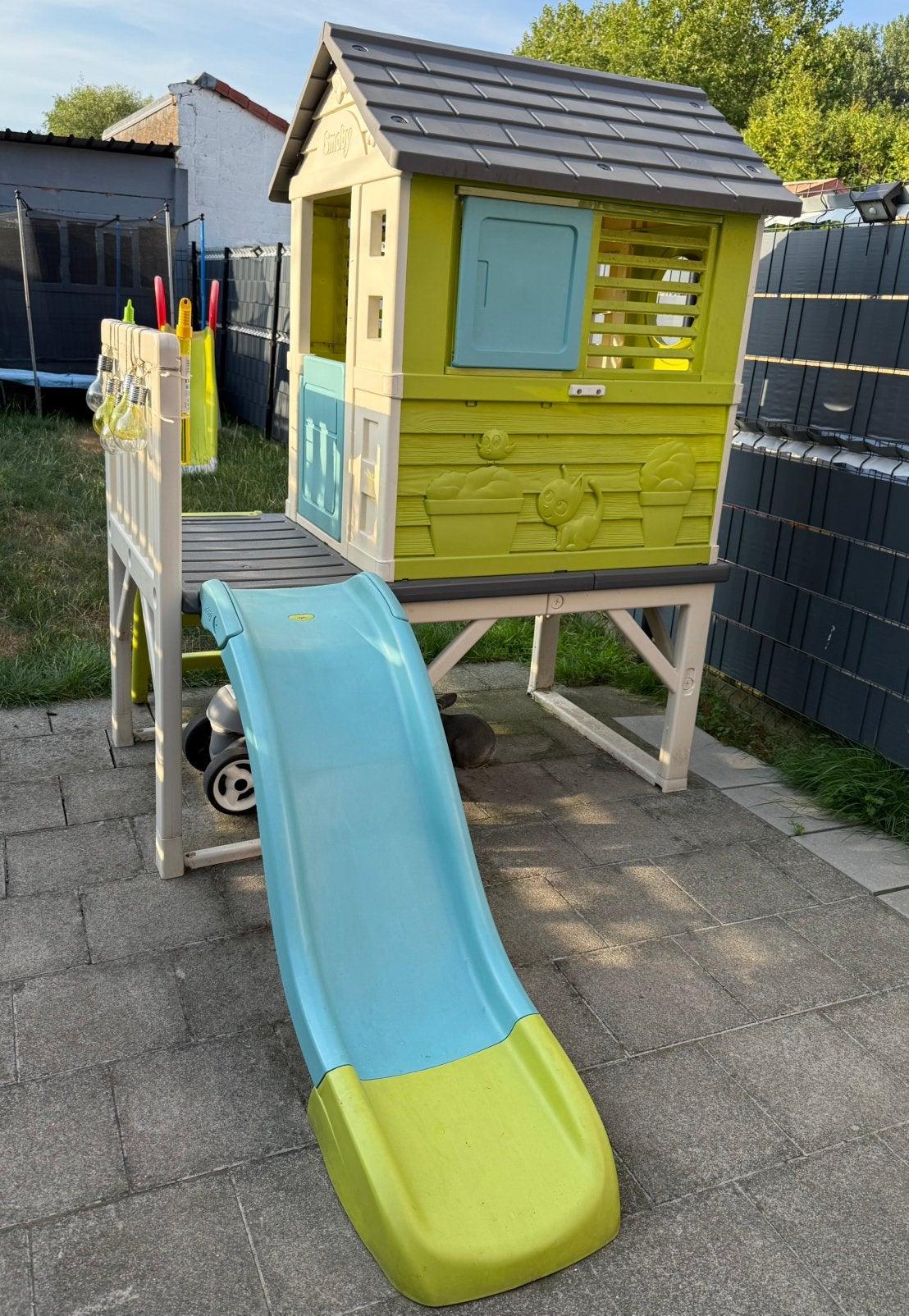Grande maison de jardin Smoby Life avec toboggan, Enfants & Bébés, Enlèvement, Comme neuf