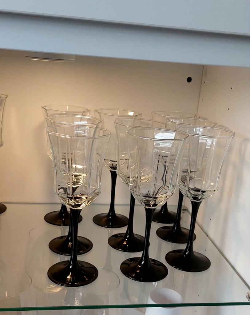 Verres a vin blanc., Enlèvement