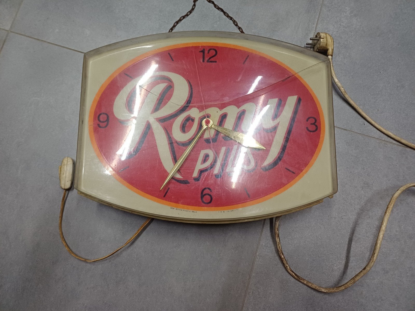 Lichtreclame en klok Romy Pils - Roman, Ophalen