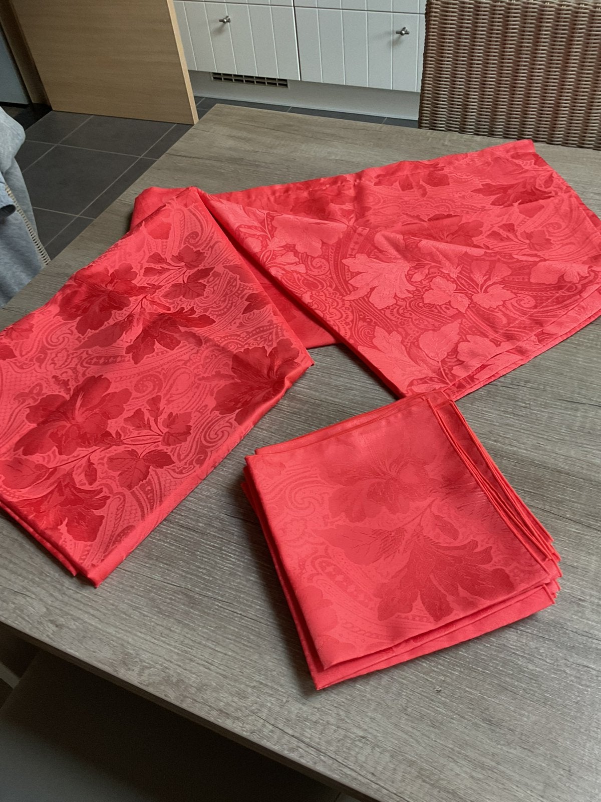 Prachtig tafelkleed met 12 servietten Nieuw, Huis en Inrichting, Nieuw, Ophalen of Verzenden, Tafelkleed, Polyester
