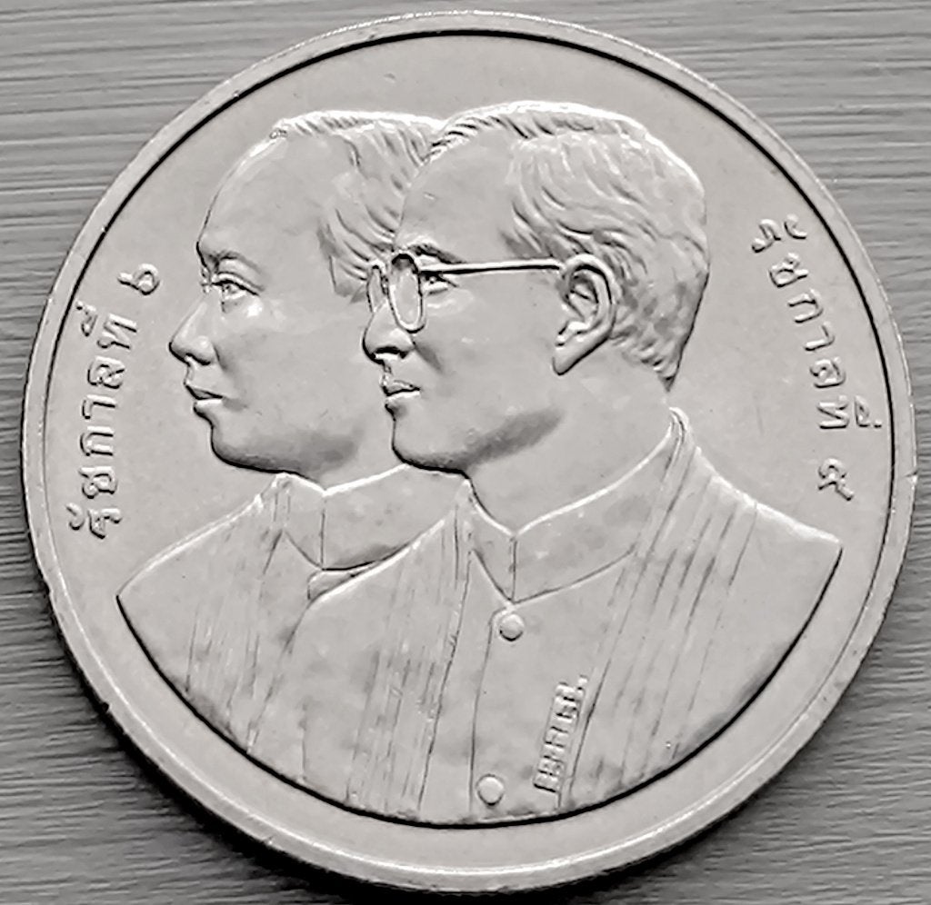 munt Thailand 20 baht 2010: vajirawood college, Postzegels en Munten, Ophalen of Verzenden