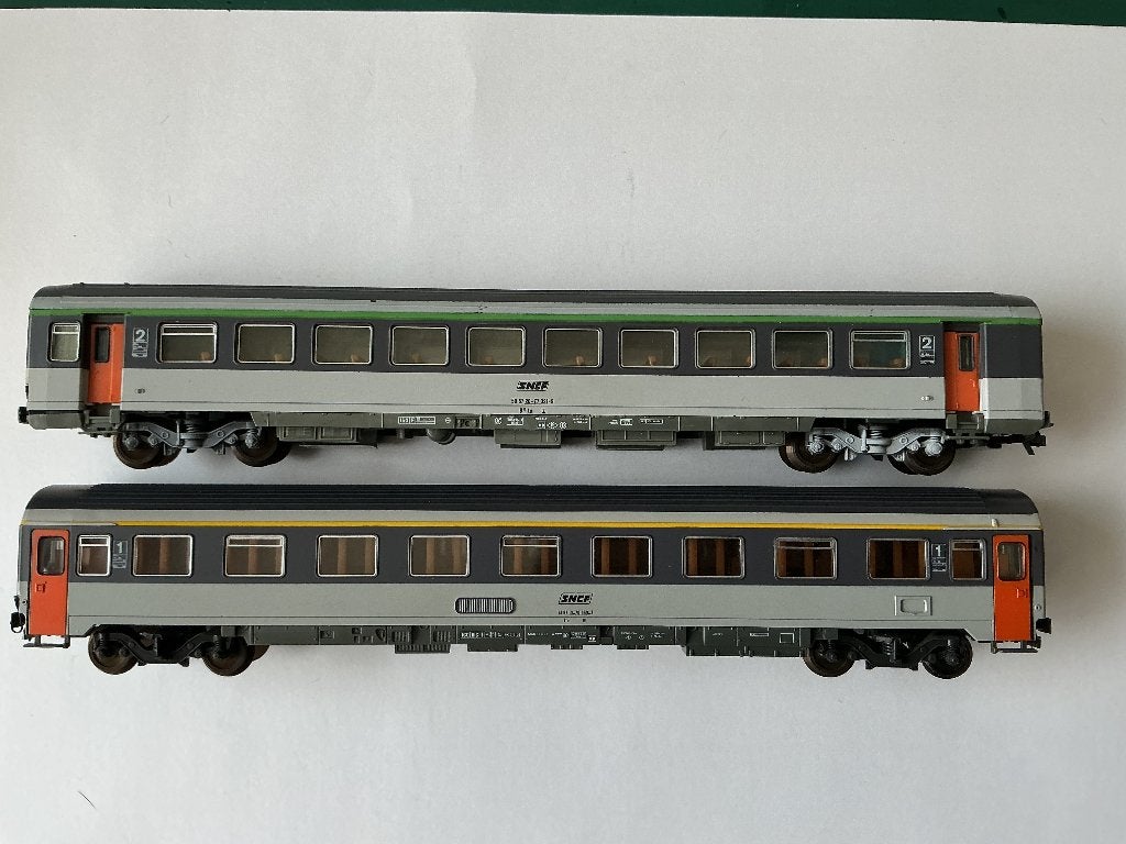 2 voitures Roco Corail première et deuxième classe, Enlèvement ou Envoi, Courant alternatif, Wagon, Roco