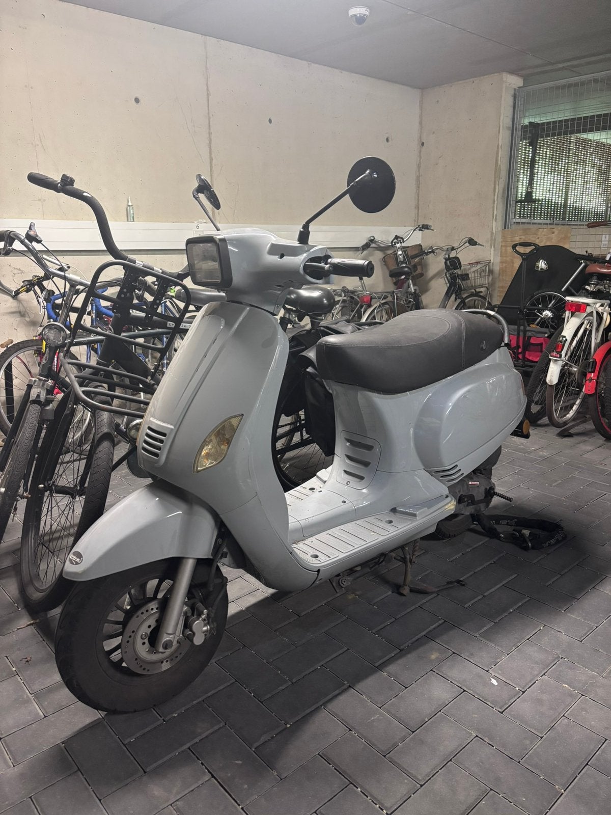 Grijze scooter B-klasse (Geen nummerplaat), Vélos & Vélomoteurs, Enlèvement, Comme neuf, Essence