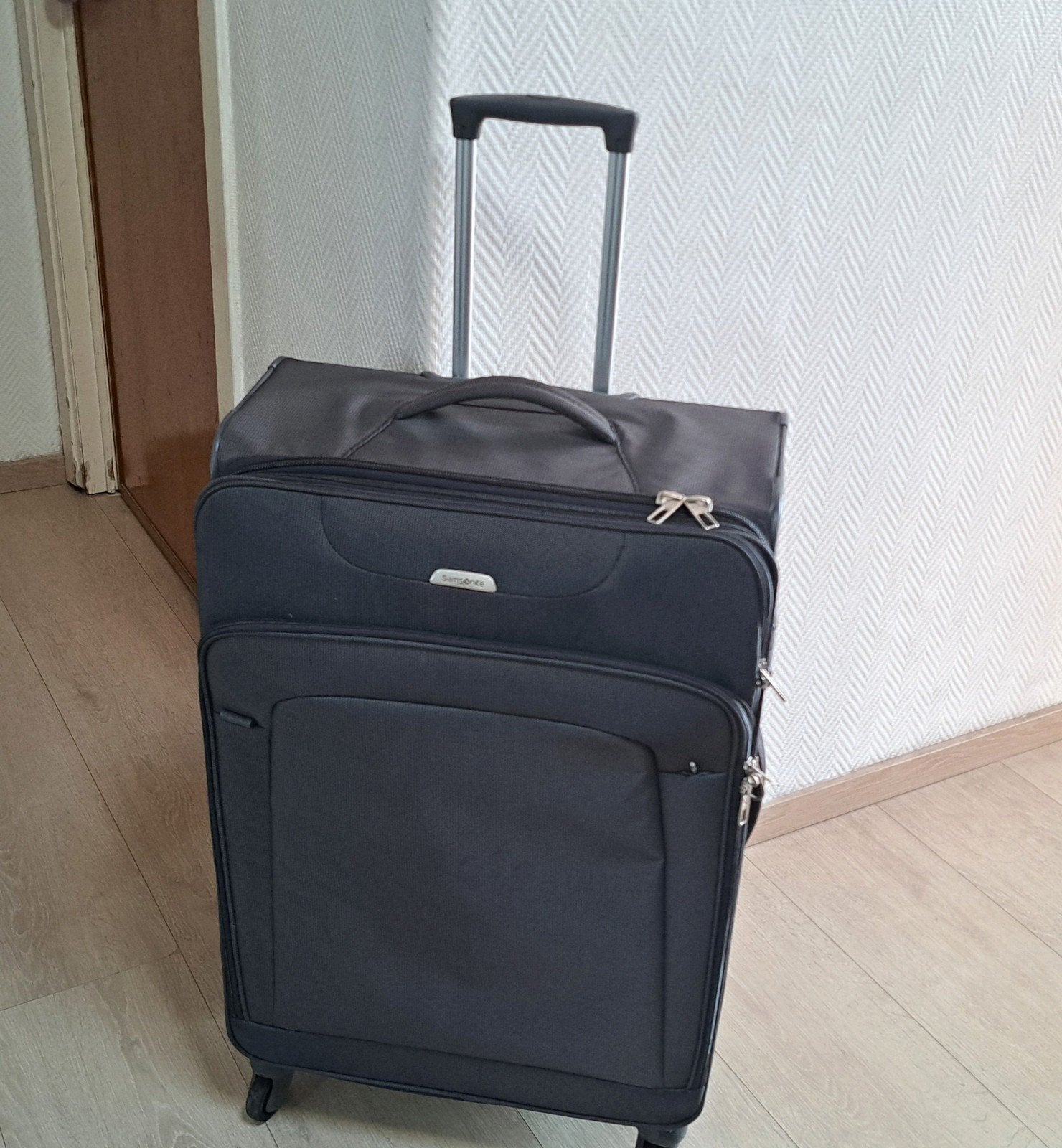 samsonite modèle spinner très légère état neuf 79/48/31 cm, 70 cm ou plus, Comme neuf, Enlèvement, Clé