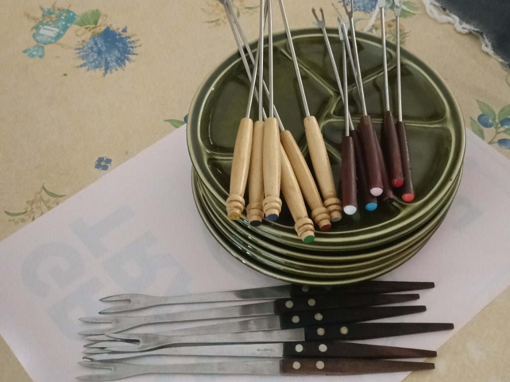 Vintage Gien France mosgroene fondueborden met fondue vorken, Antiquités & Art, Antiquités | Céramique & Poterie, Enlèvement