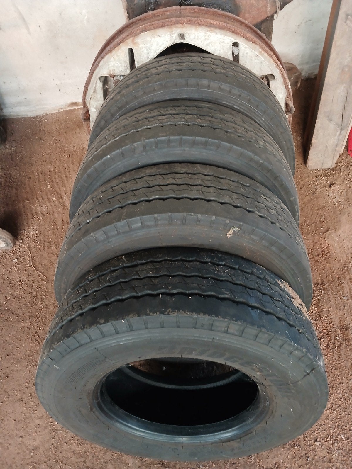 4 banden bridgestone 245/70R17.5, Ophalen