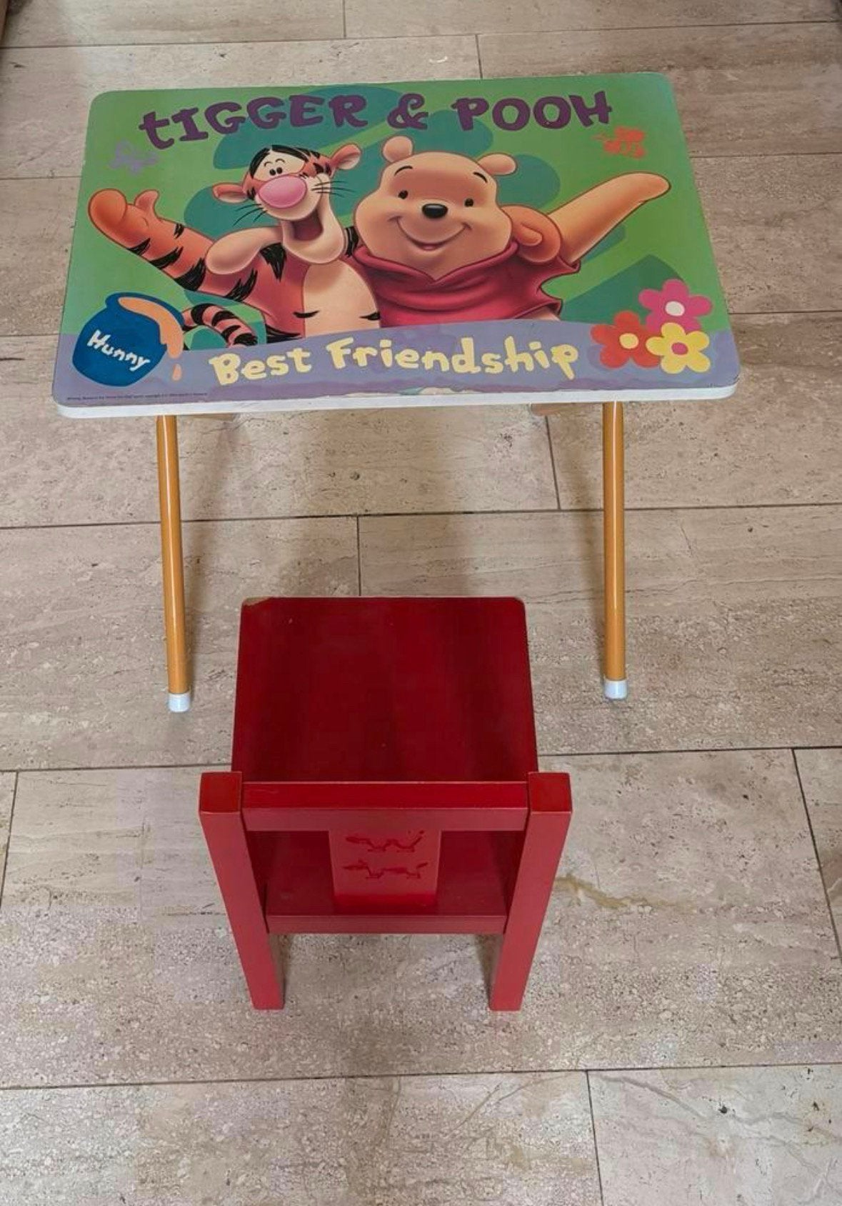 Tigger Pooh kinderbureau&zijn rode stoel.Zeer goede conditie, Kinderen en Baby's, Kinderkamer | Tafels en Stoelen, Ophalen, Zo goed als nieuw