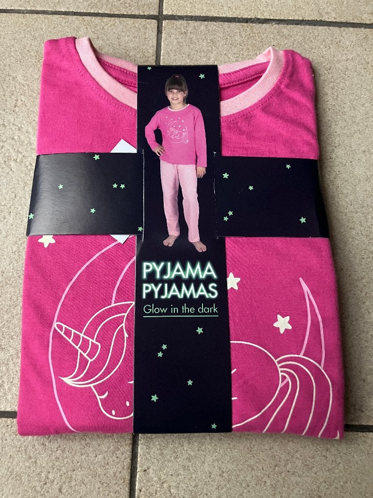 Nieuwe Glow in the dark pyjama eenhoorn - Maat 134/140, Enfants & Bébés, Vêtements enfant | Taille 134, Enlèvement ou Envoi, Neuf