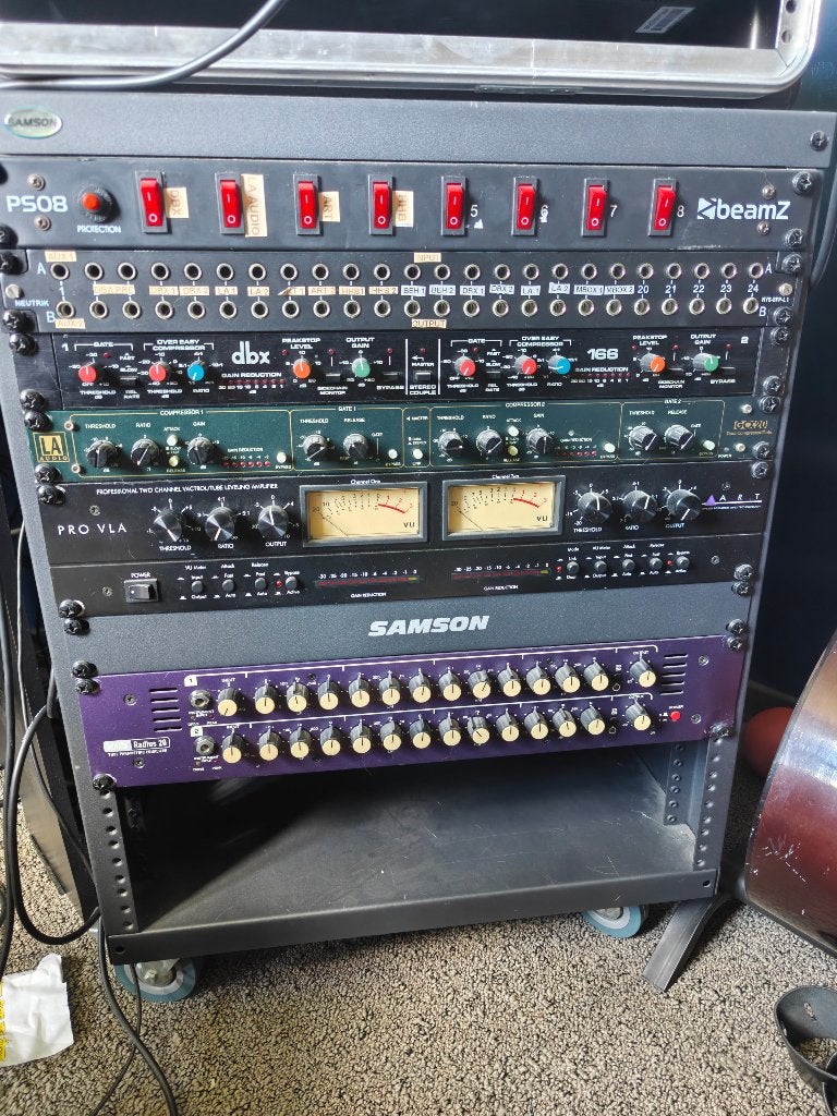 Volledige rack unit: Powerbank - Patchbay & compressors & Eq, Enlèvement, Utilisé, Autres marques