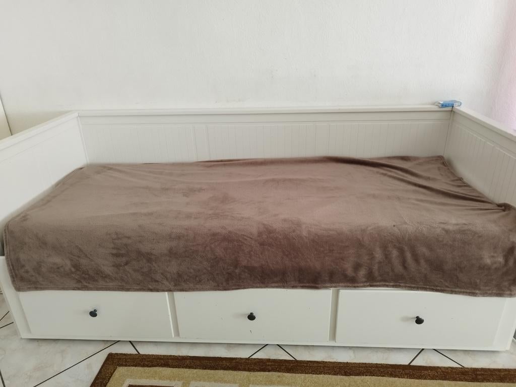 Lit Hemmes Ikea avec 2 matelas et 3 tiroirs., Enlèvement