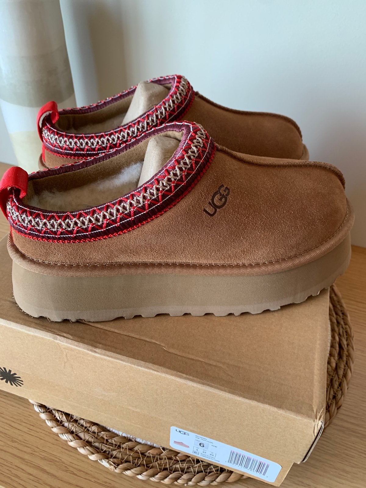 UGG Tazz II Clog Chestnut T37 plateforme brodée rouge neuve, Neuf, Enlèvement ou Envoi, Brun, Boots et Botinnes