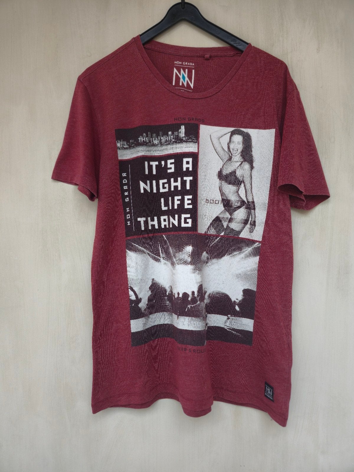 Rood Non Grada Heren T-shirt "Night Life" – Maat M, Kleding | Heren, Ophalen of Verzenden, Maat 48/50 (M), Rood