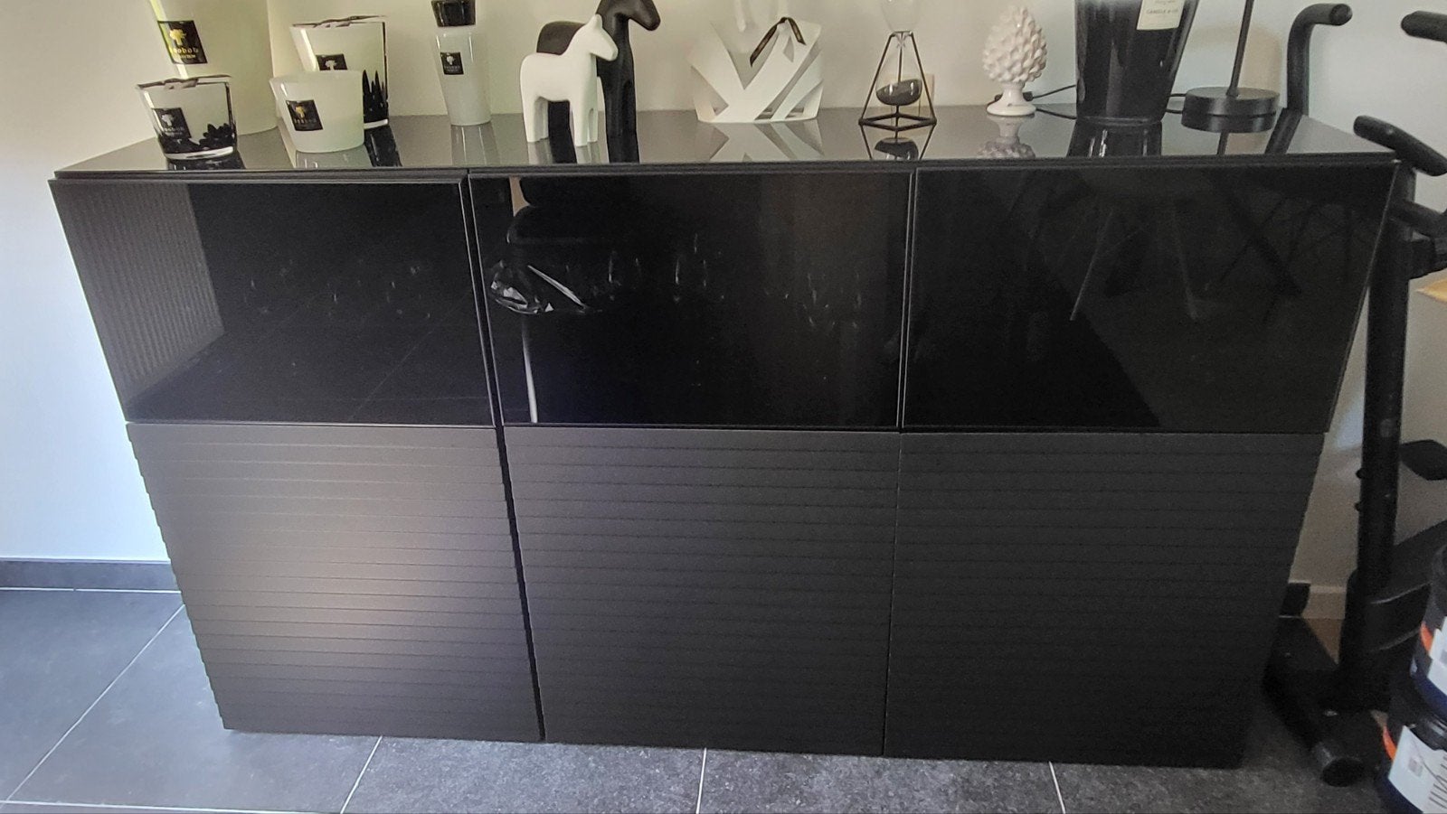 Dressoir/Bahut noir, Enlèvement, Verre