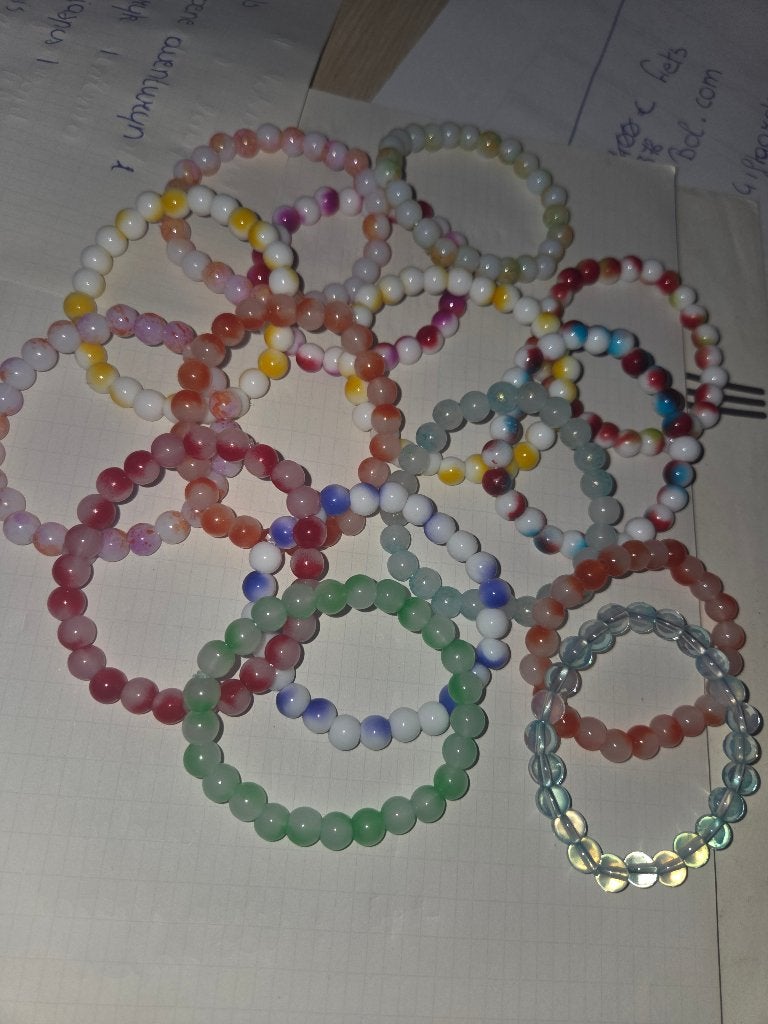 Setje van 25 armbandjes nieuw, Bijoux, Sacs & Beauté, Bracelets, Enlèvement, Neuf, Autres couleurs, Synthétique ou Plastique