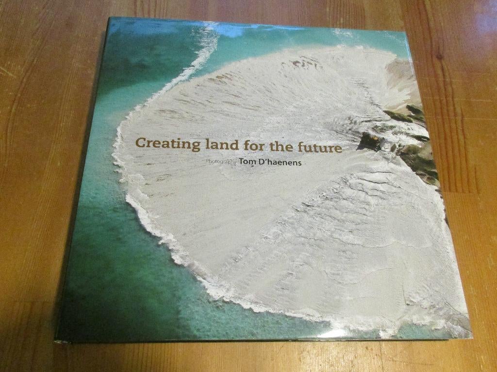 FOTOGRAFIE BOEK CREATING LAND FOR THE FUTURE TOM D'HAENENS, Boeken, Kunst en Cultuur | Fotografie en Design, Ophalen of Verzenden