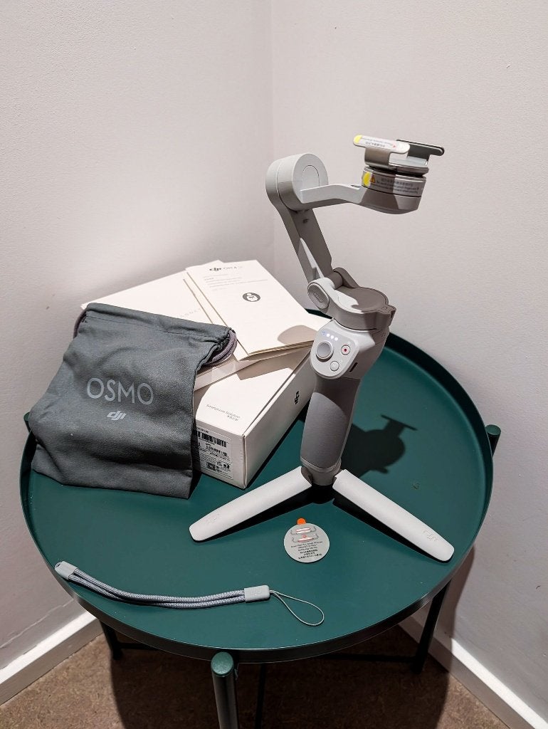 DJI OM 4 SE smartphone gimbal, Enlèvement ou Envoi, DJI, Comme neuf, Pieds flexibles