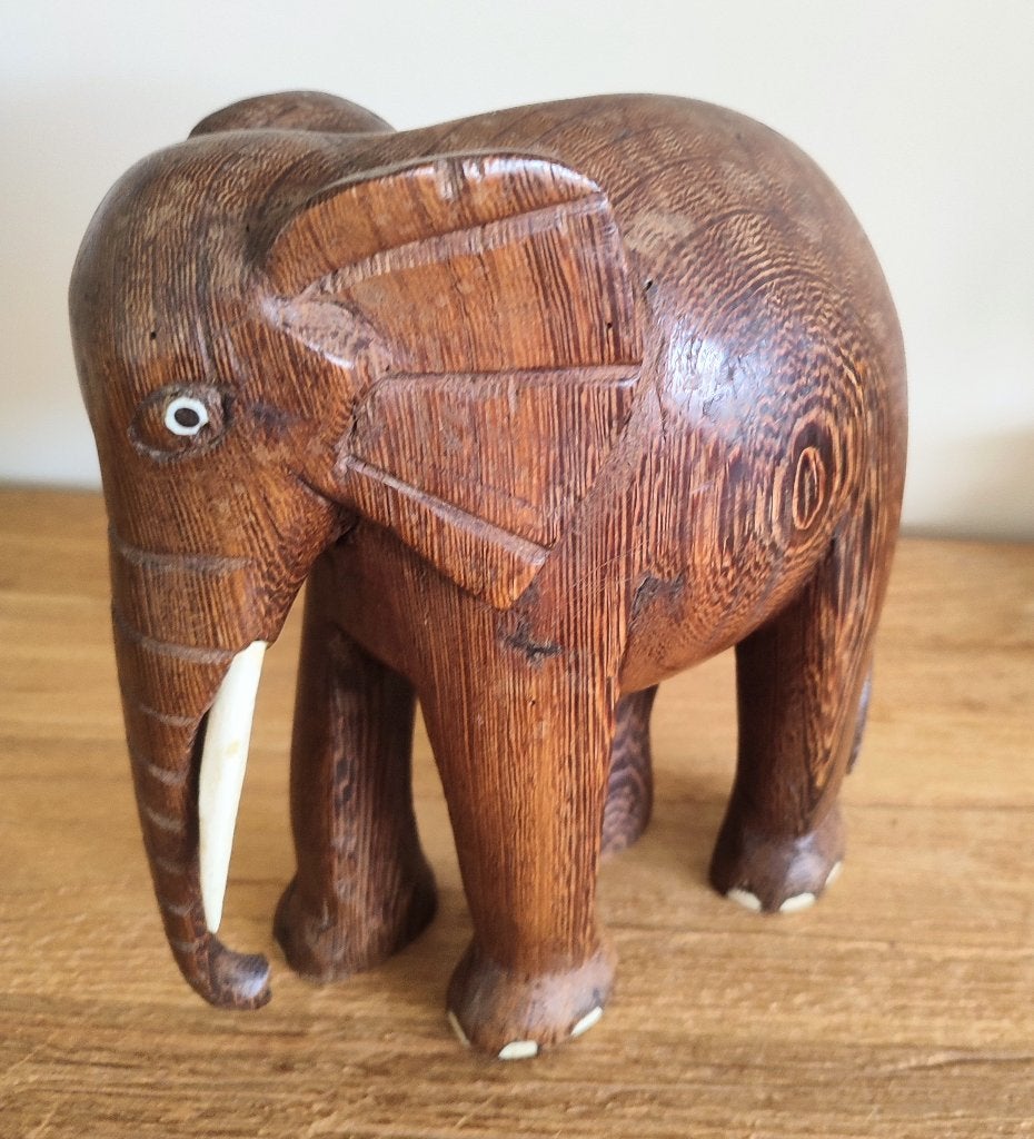 Asie : éléphant en bois sculpté à la main. Pèse 1,4 kg, Antiquités & Art, Art | Sculptures & Bois, Mammifère, Bois, Enlèvement ou Envoi
