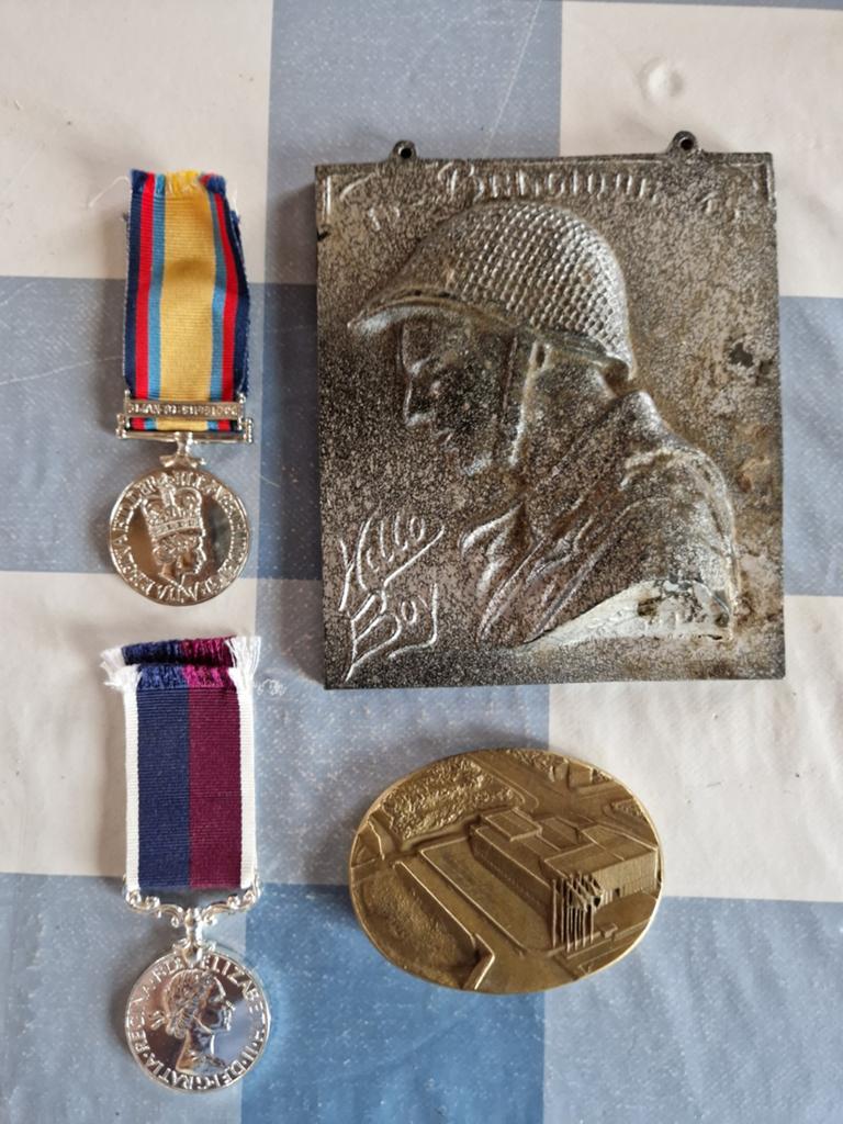 Lot militaria medailles plaat  en herdenking, Verzamelen, Ophalen of Verzenden