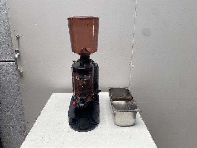 (68) Industriële koffiemolen Cunill met afvalbakje, Ophalen, Gebruikt, Koffiemolen