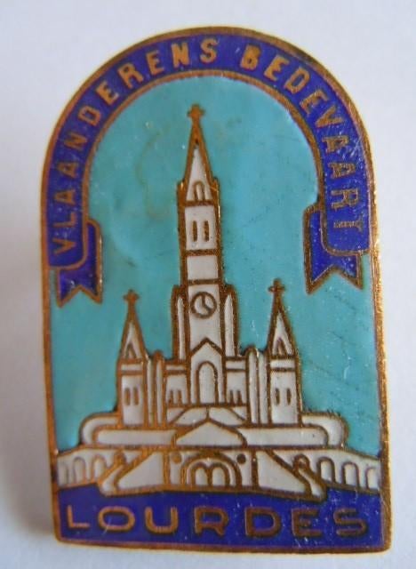 Épinglette religieuse commémorant un pèlerinage à Lourdes, Collections, Religion, Utilisé, Christianisme | Catholique, Bijoux