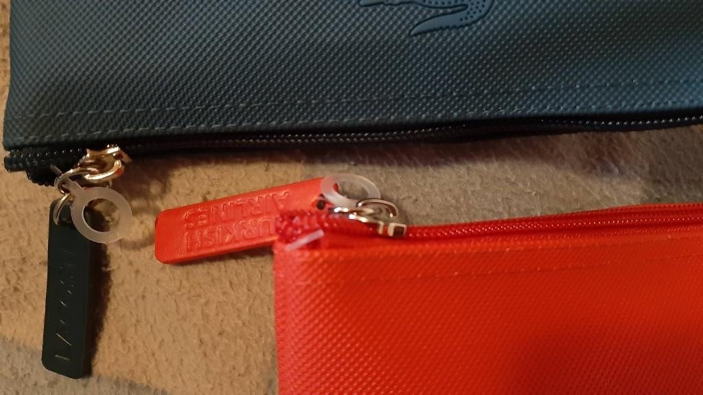 2 Lacoste  exclusieve toilettassen rood en blauw TA unisex, Handtassen en Accessoires, Ophalen of Verzenden, Nieuw, Blauw, Heer of Dame