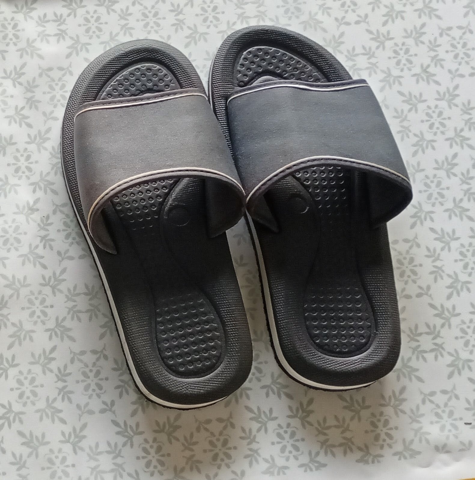 Gratis Nieuwe Slippers Diest. Lees Beschrijving !, Zwart, Nieuw, Ophalen, Slippers