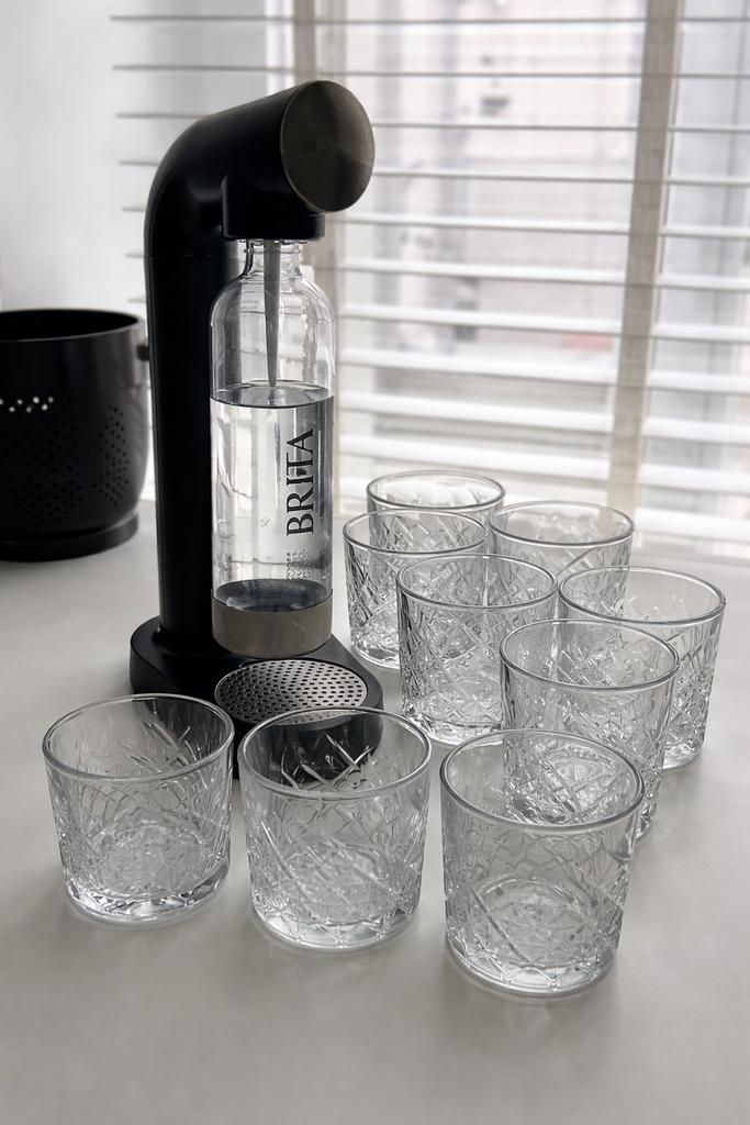 Brita SodaONE bruiswatertoestel zwart + 12 glazen, Collections, Verres & Petits Verres, Comme neuf, Enlèvement ou Envoi