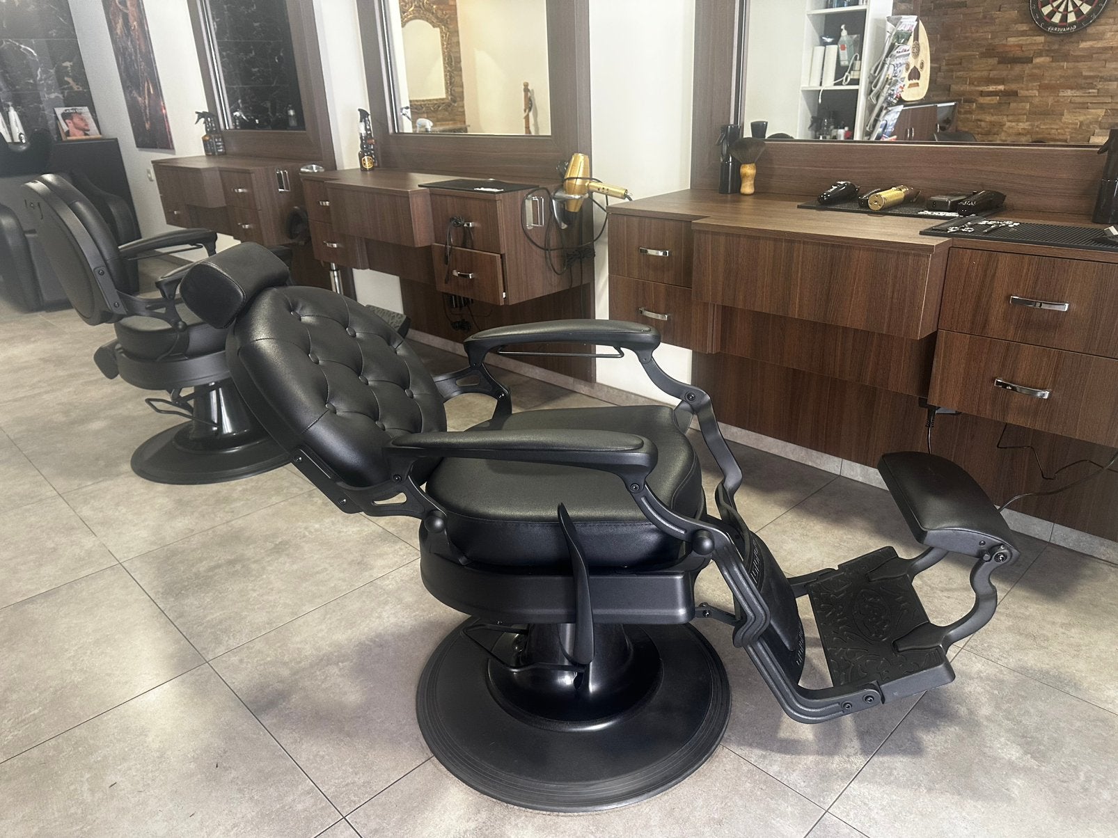 kapperstoel / barberstoel  ( 2  stuks) + wasunit (1 stuk), Handtassen en Accessoires, Uiterlijk | Haarverzorging, Zo goed als nieuw