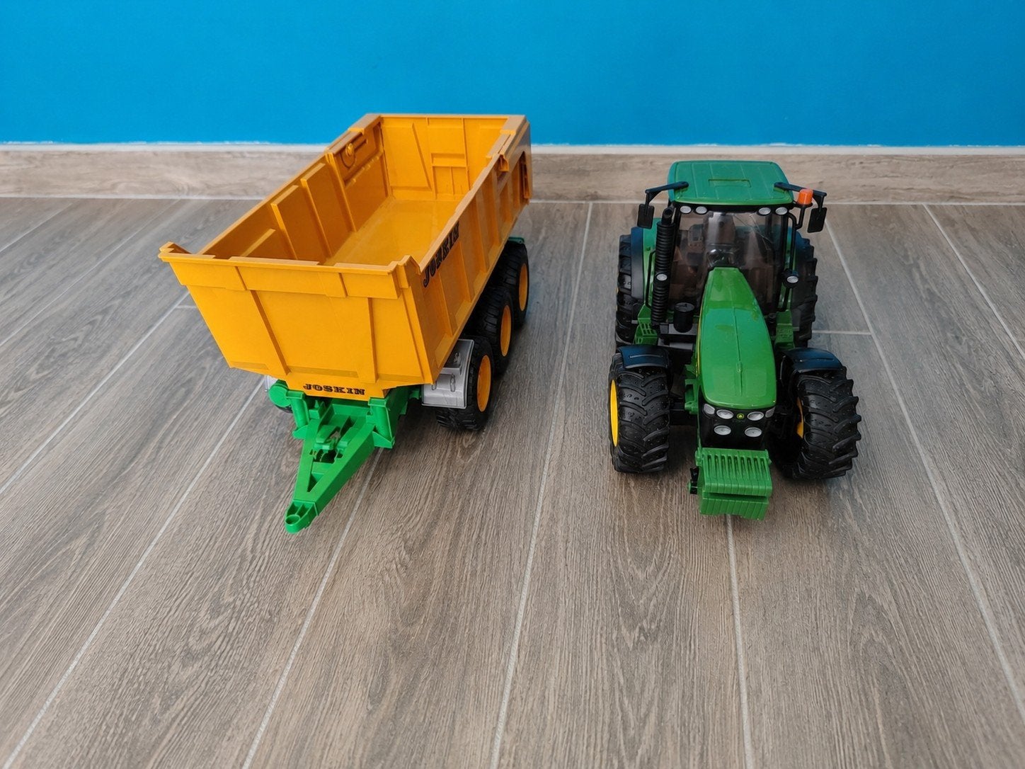 John Deere tractor met Joskin aanhanger