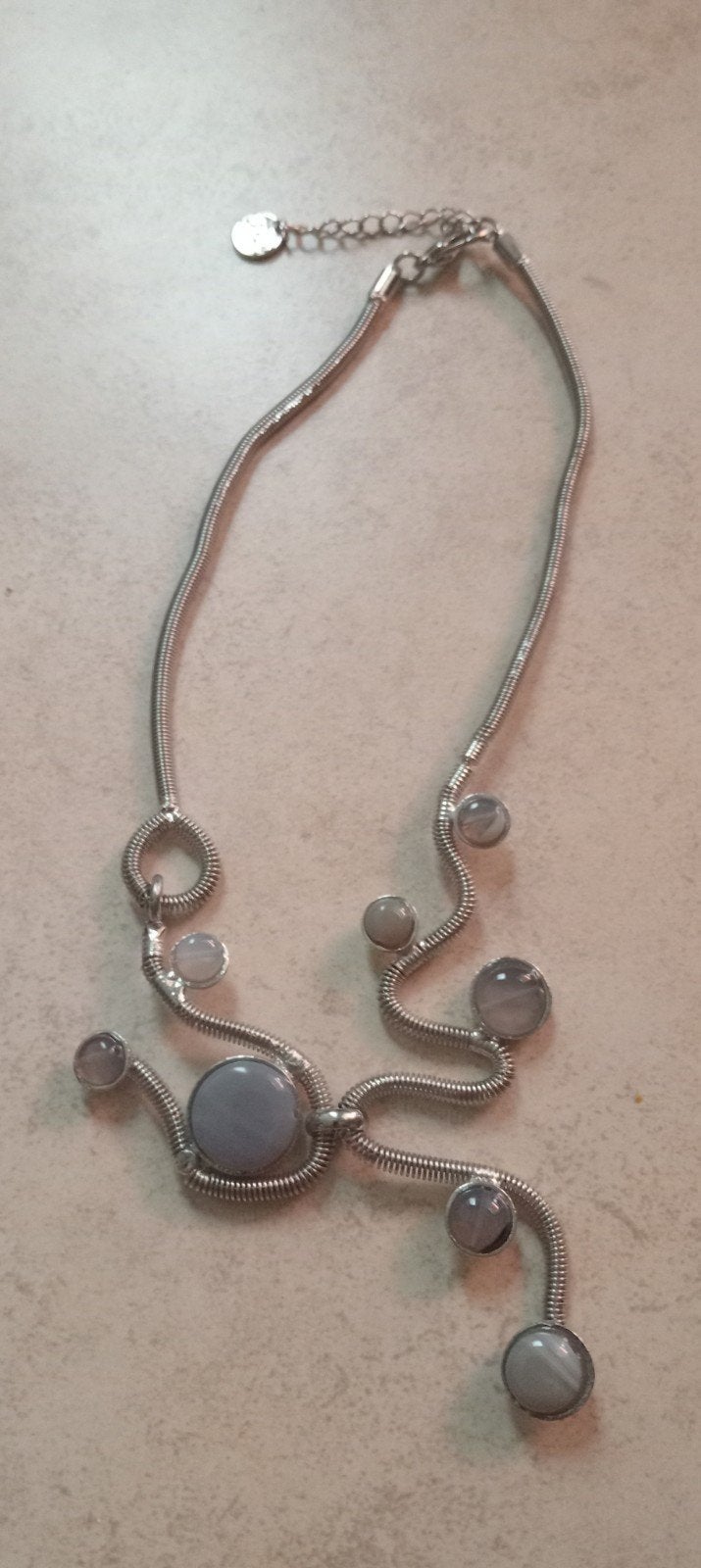 Bijou - collier création originale - argenté orné de pierres, Bijoux, Sacs & Beauté, Colliers, Enlèvement ou Envoi, Utilisé, Avec pierre précieuse