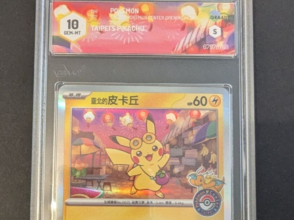 Taipei's Pikachu (PKMTCH SV-P 057) - GRAAD 10, Ophalen of Verzenden, Zo goed als nieuw, Losse kaart