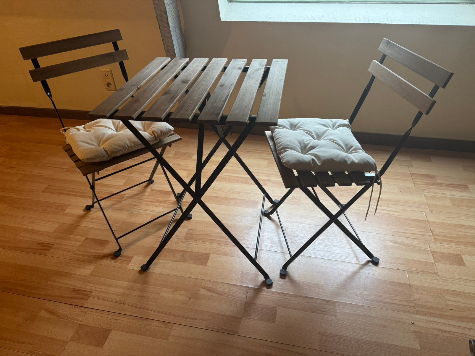 Terras Tafel met twee stoelen en twee kussens, Enlèvement, Comme neuf