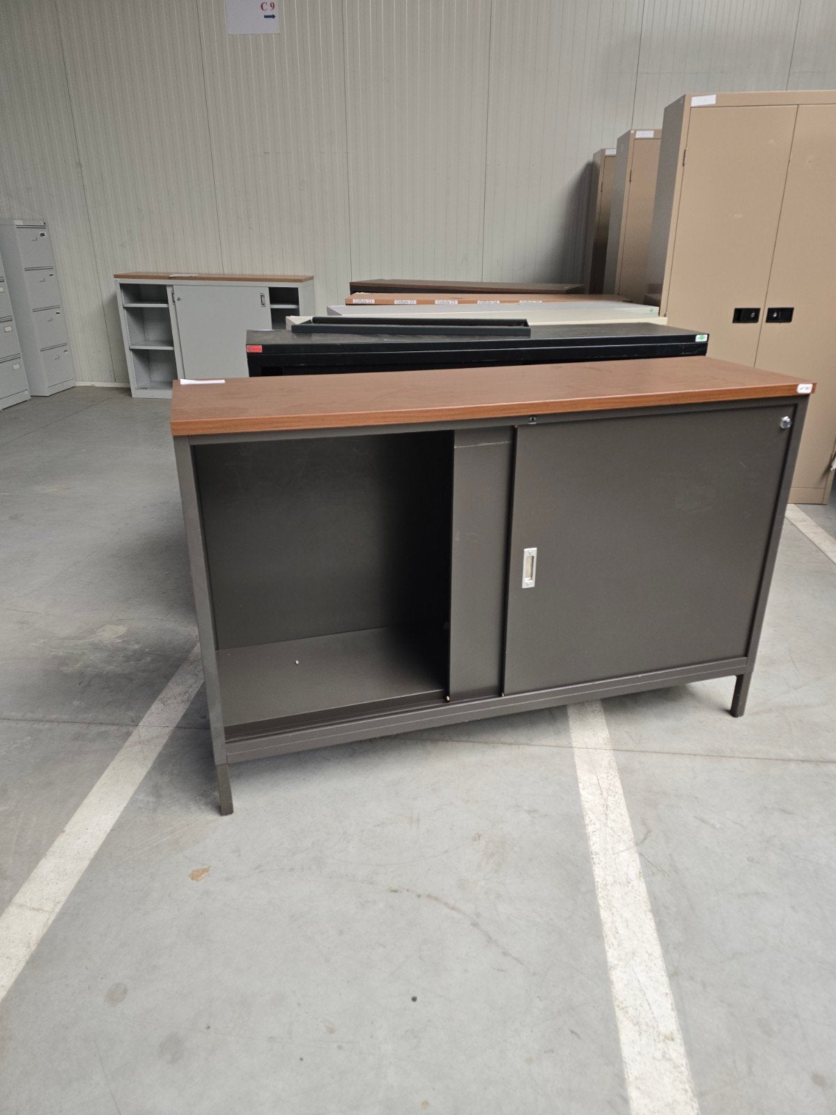 Armoire métallique porte coulissante 105x180x45, Utilisé