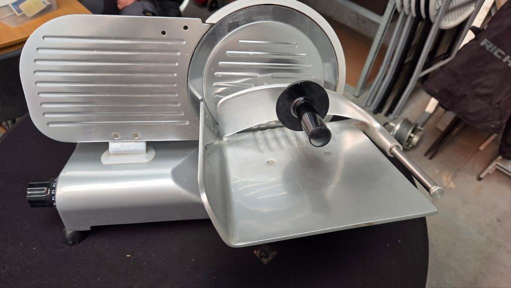 Professionele Italiaanse vleessnijmachine, Ophalen