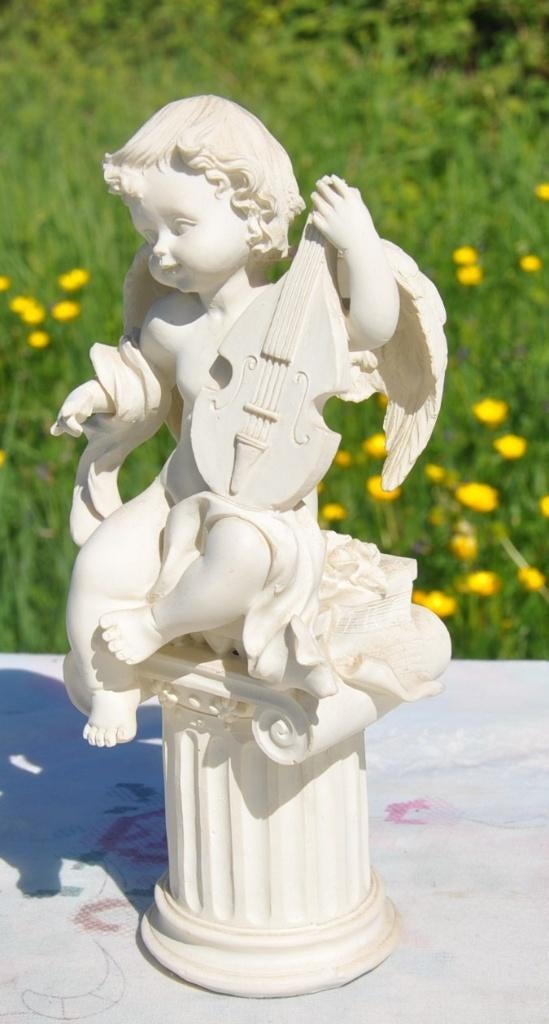 ange violoniste assis sur socle petit accident, Collections, Statues & Figurines, Utilisé, Enlèvement ou Envoi