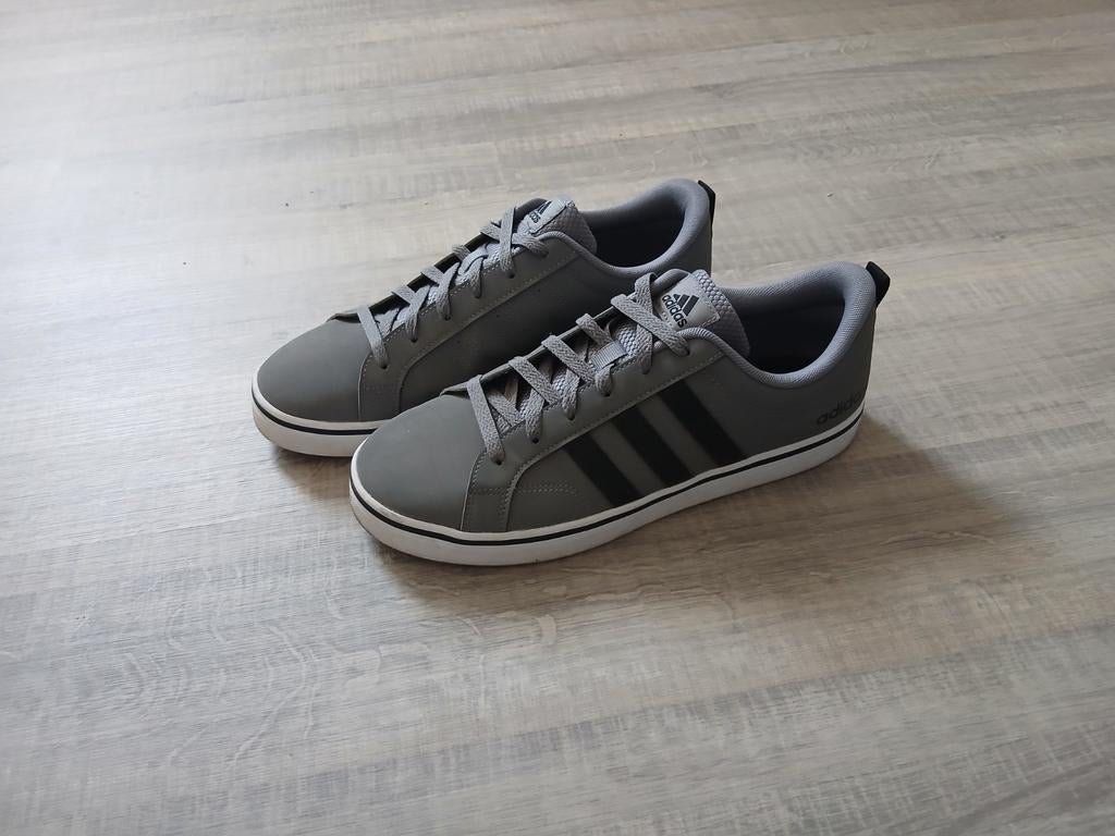 Adidas sneakers grijs eu44, Enfants & Bébés, Vêtements enfant | Chaussures & Chaussettes, Enlèvement ou Envoi