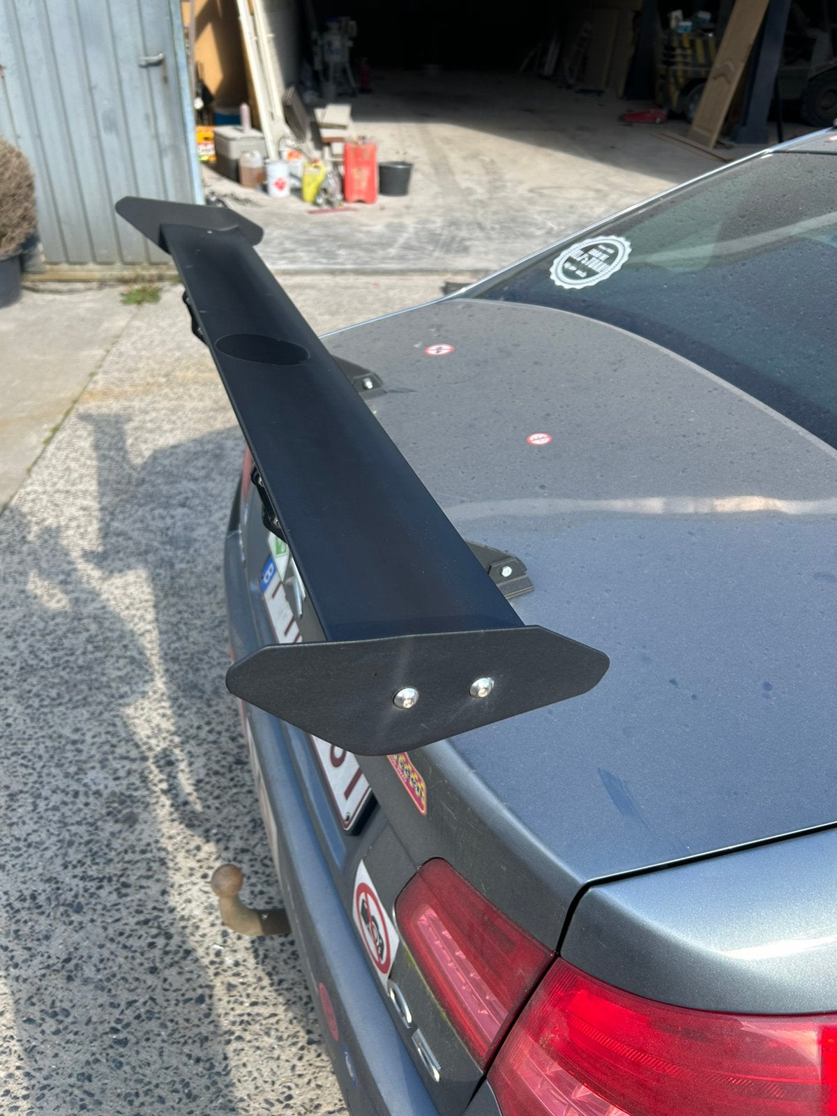 Spoiler, Motos, Enlèvement