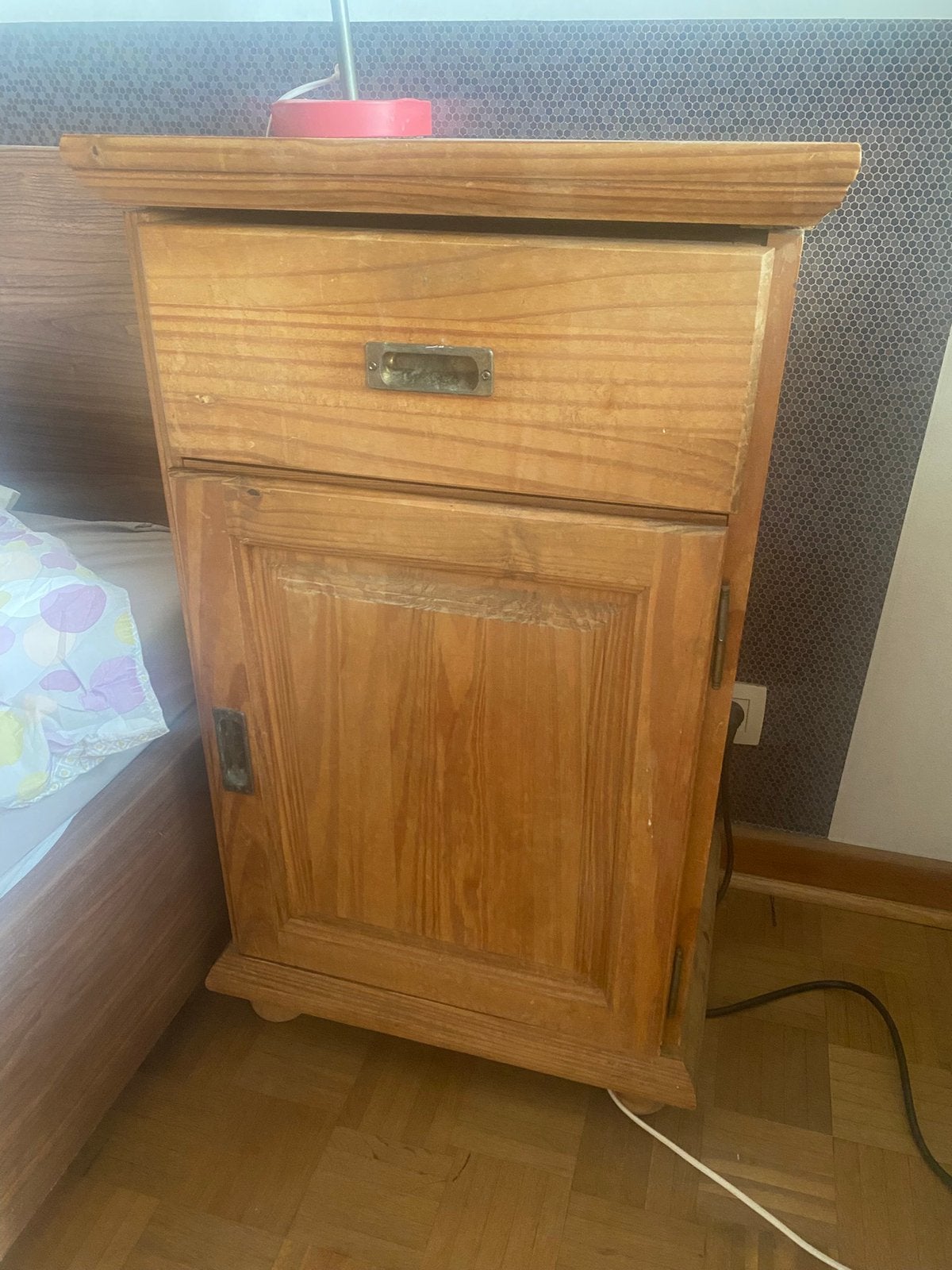 Houten nachtkastje, Ophalen, Zo goed als nieuw