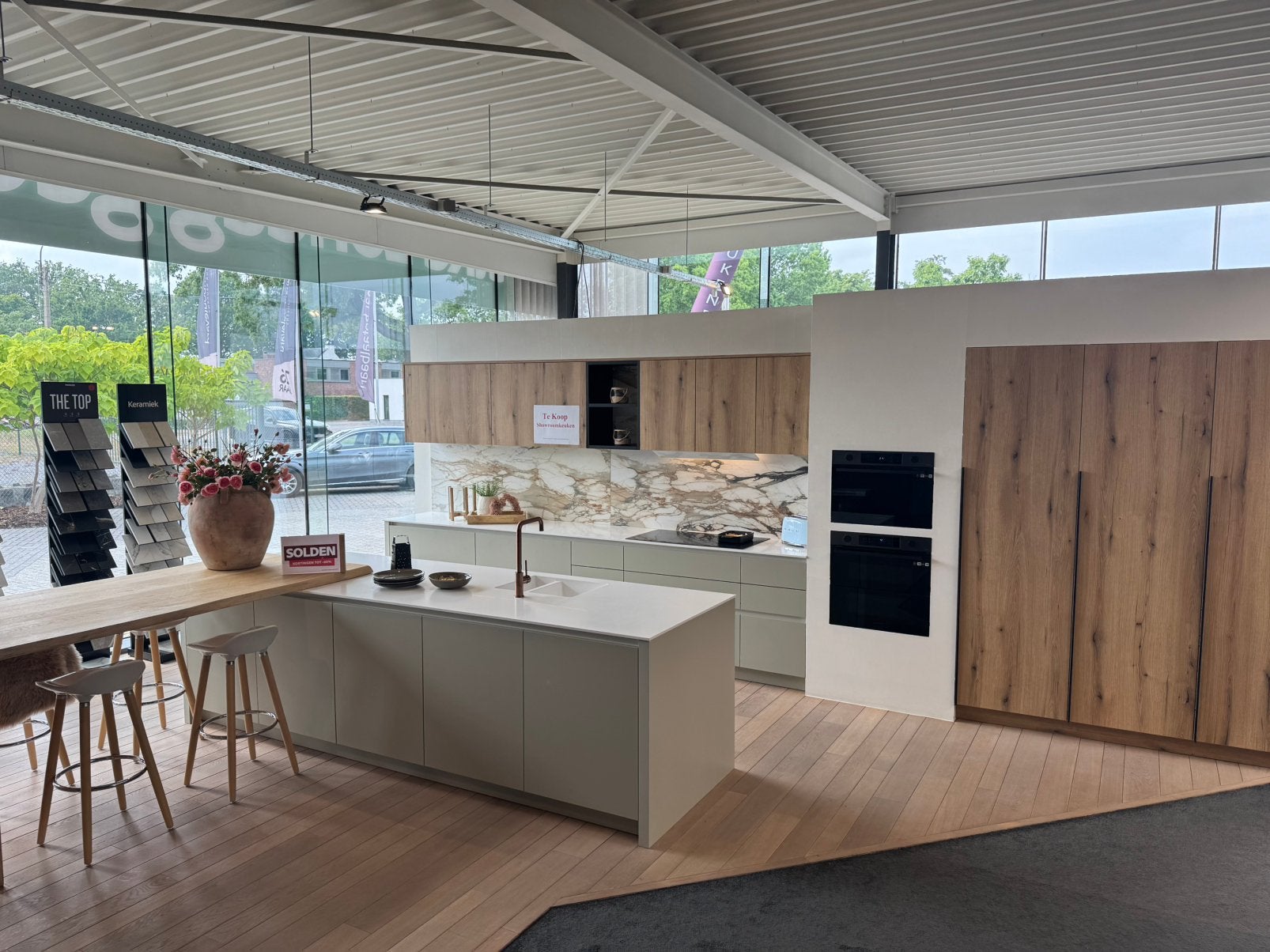 Showroom keuken met Corian werkblad, Ophalen, Zo goed als nieuw