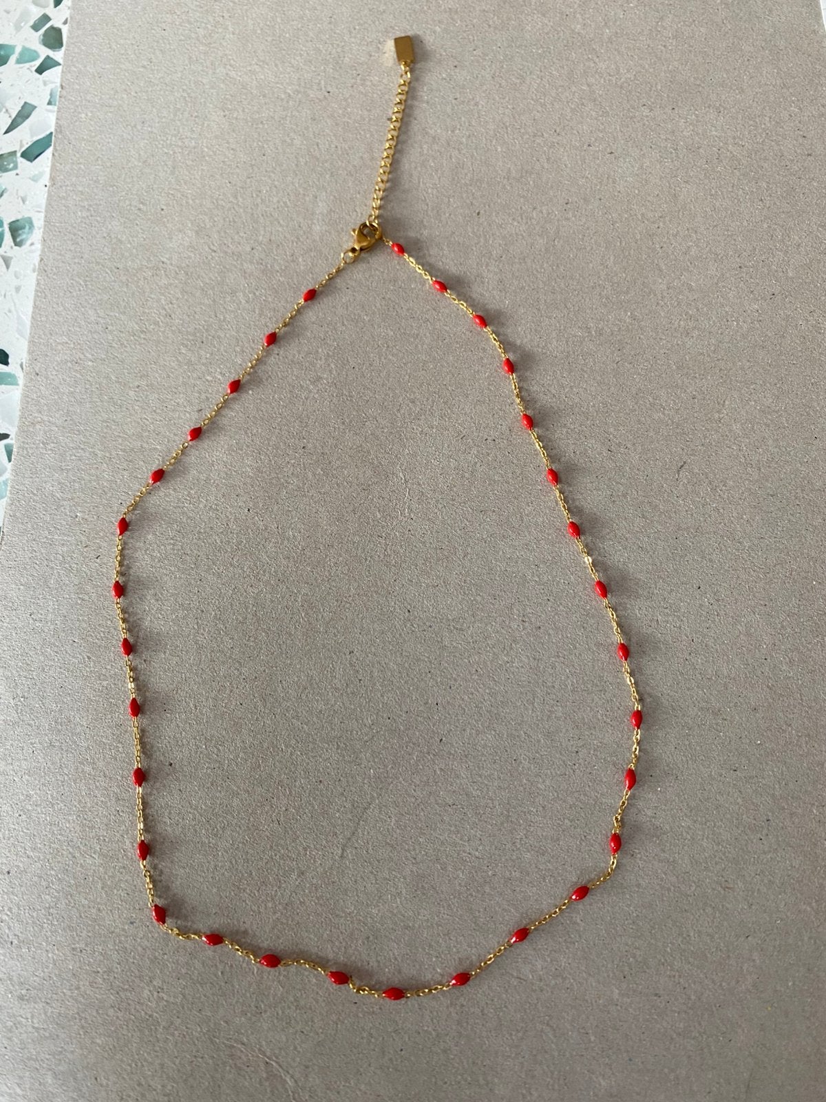 Collier doré et rouge, Bijoux, Sacs & Beauté, Colliers, Enlèvement ou Envoi, Neuf, Rouge, Autres matériaux