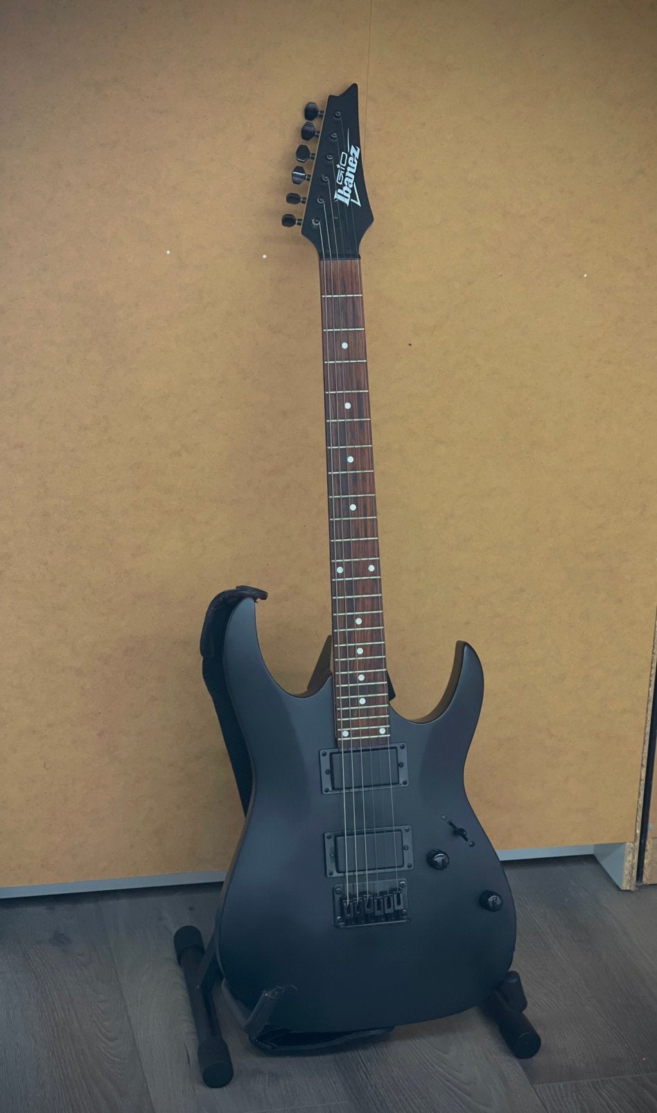 Ibanez GIO Elektrische Gitaar + Gator case, Muziek en Instrumenten, Snaarinstrumenten | Gitaren | Elektrisch, Ophalen, Gebruikt