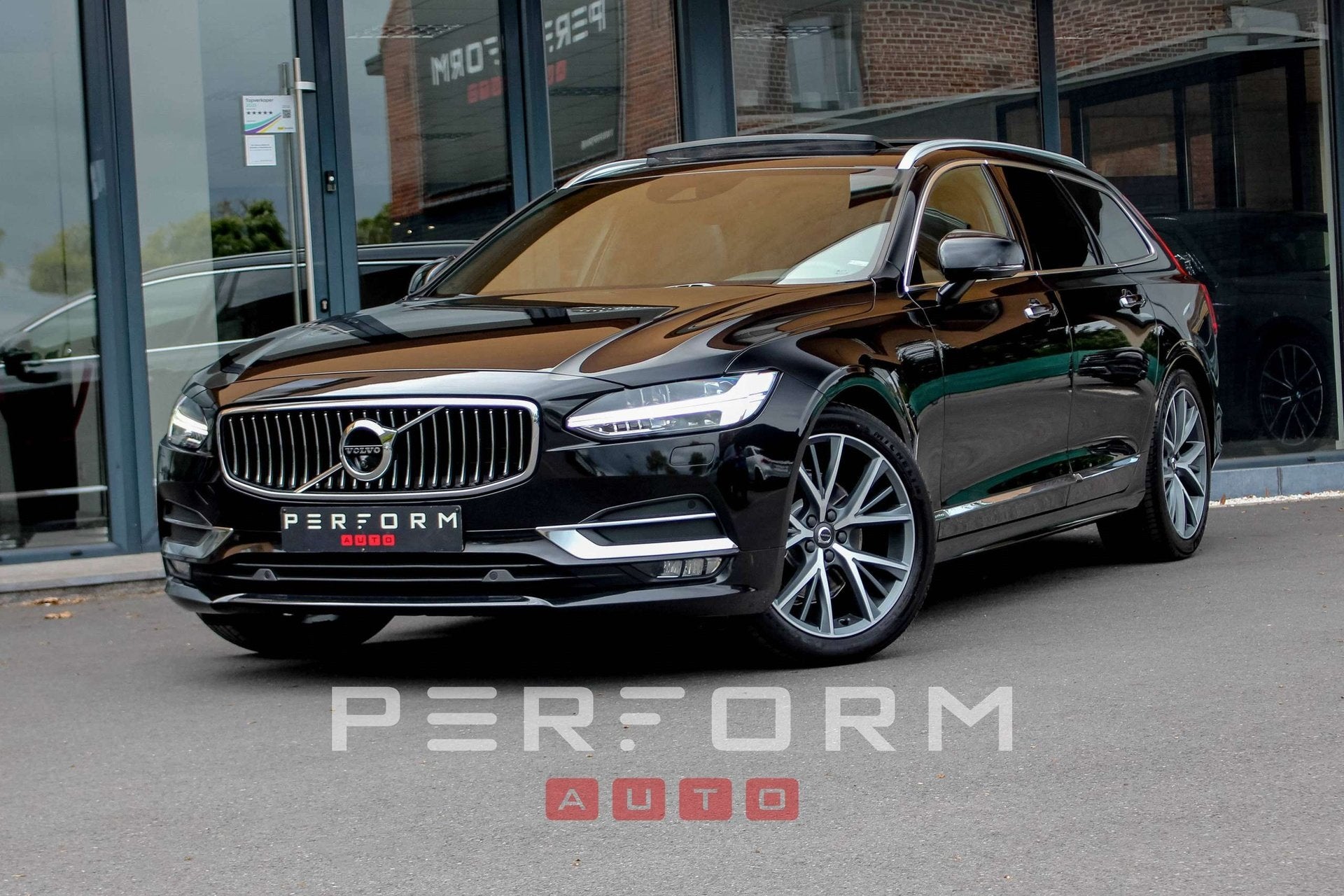 Volvo V90 D4 INSCRIPTION*PANO*360°CAM*HEAD-UP*TREKHAAK*PILO, Automaat, Dealer onderhouden, Zwart, Bedrijf