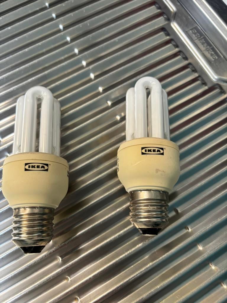 2 spaarlampen van IKEA E27 (11watt), Maison & Meubles, Lampes | Lampes en vrac, Enlèvement ou Envoi, Utilisé, E27 (grand), Ampoule économique