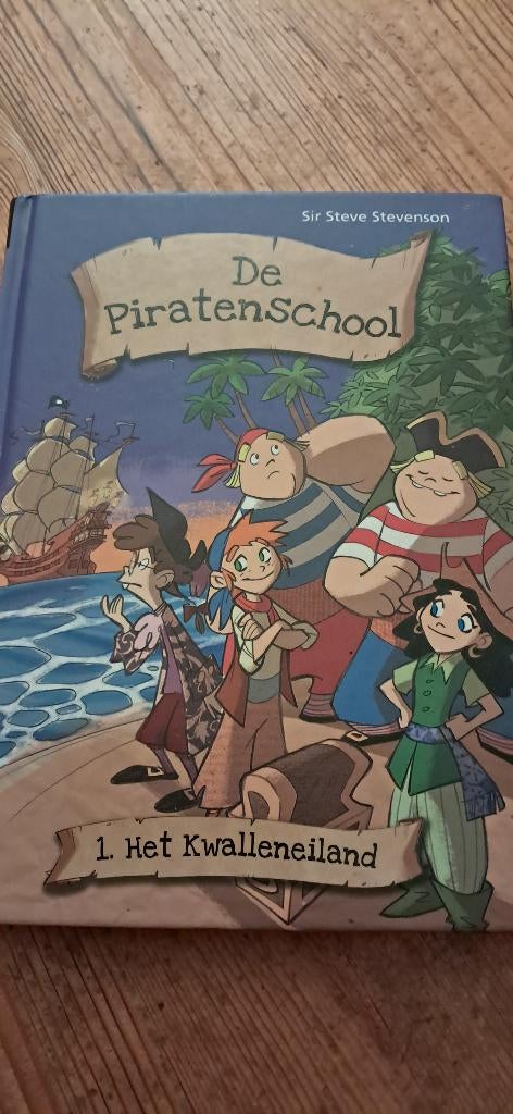 Boek kinderboek ´ De Piratenschool ´   S. Stevenson, Boeken, Ophalen, Zo goed als nieuw, Sir Steve Stevenson, Fictie algemeen