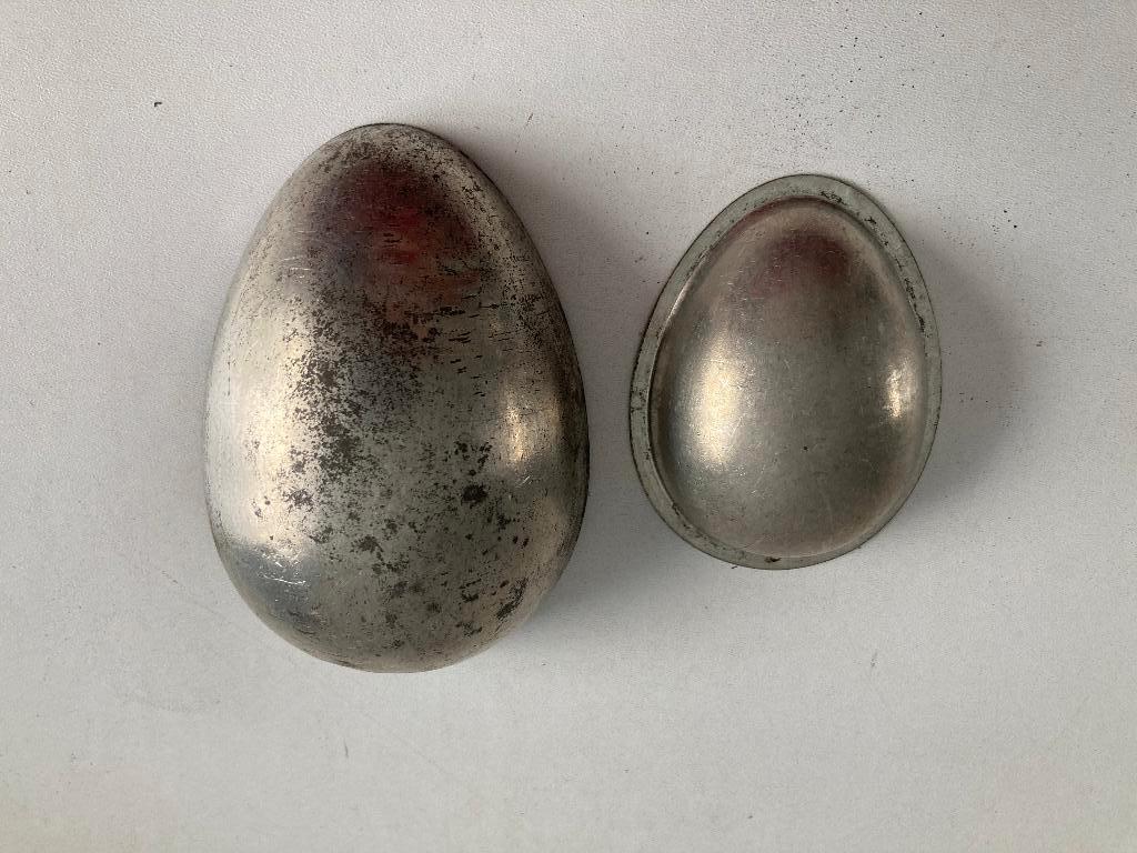 2 kleine antieke metalen chocolade vormen Paaseieren, Antiek en Kunst, Ophalen of Verzenden