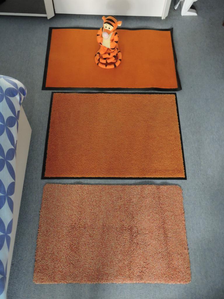 Lot de 3 jolis paillassons / tapis orange PRIX RIKIKI, Enlèvement ou Envoi, Utilisé, Intérieur, Paillasson