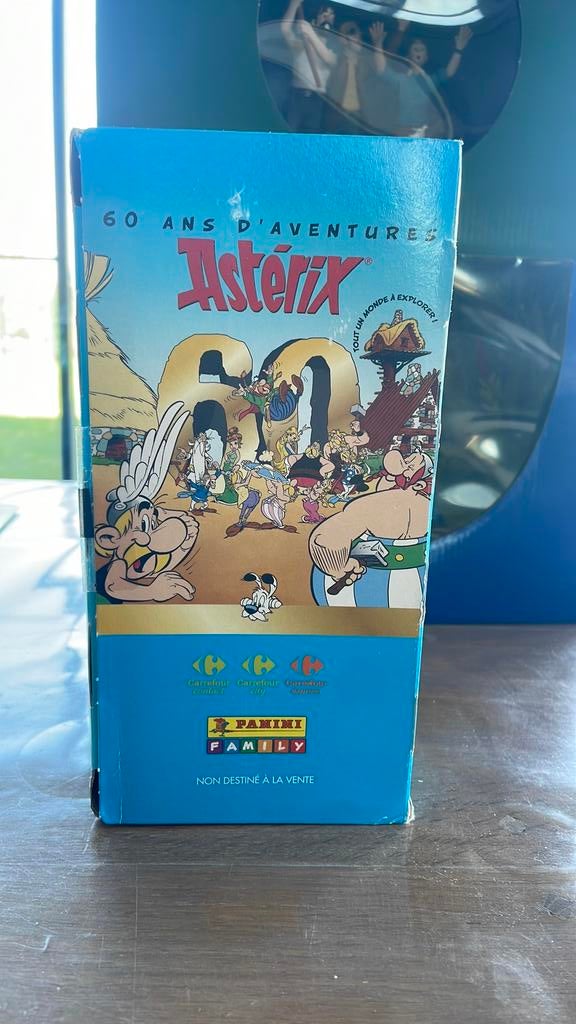 Panini boîte de 250 pochettes 70 ans aventures Astérix, Enlèvement ou Envoi, Comme neuf, Autres types
