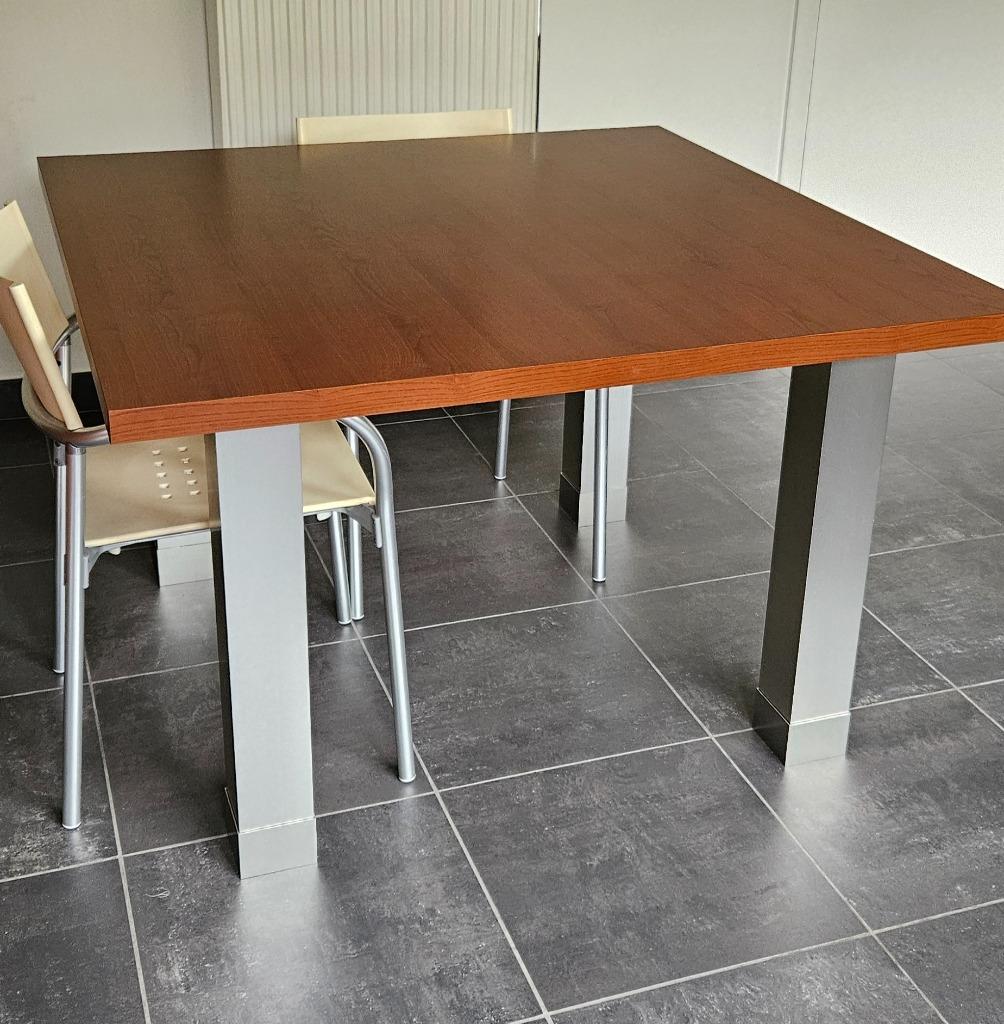 Hippe stevige tafel, Huis en Inrichting, Tafels | Eettafels, Ophalen, Overige materialen, Vierkant, Zo goed als nieuw